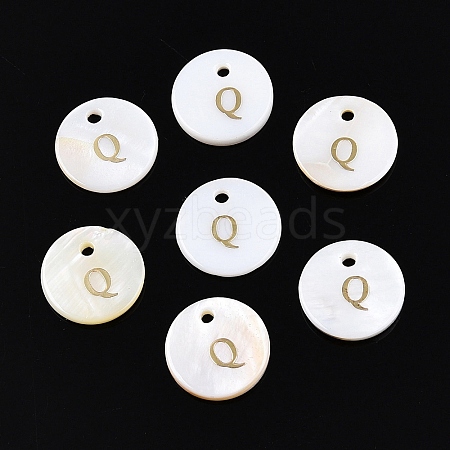 Natural Freshwater Shell Flat Round Charms with Gold Stamping Letter Q SSHEL-S249-Q-1-1