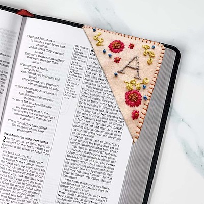 4Pcs Letter Personalized Hand Embroidered Corner Bookmarks JX587A-1